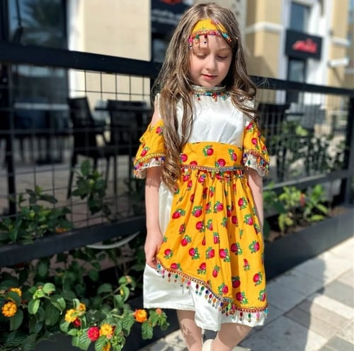 فستان شالكي أنيق مع ربطه شعر