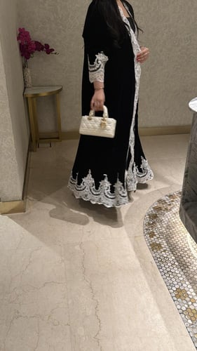 عباية شتوية مخمل مع الدانتيل