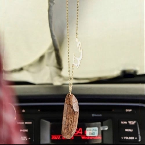 تعليقة كسرة عود للسيارة بالاسم