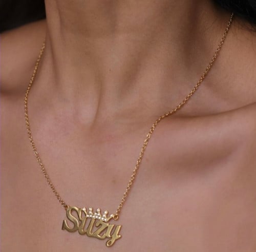 سلسال بتصميم التاج مع الاسم مرصع بالزركون