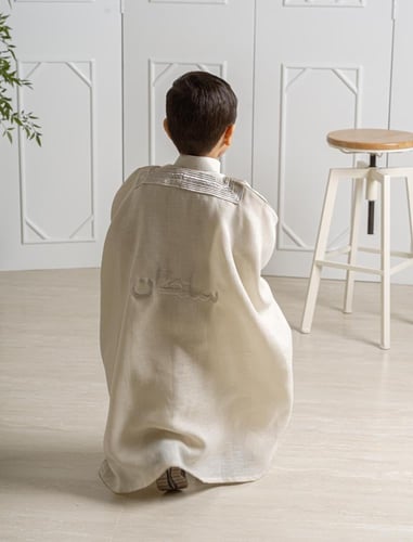 ثوب البشت لينن بتصميم حصري