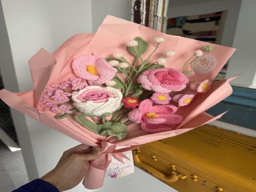 باقة كروشيه وردية اللون