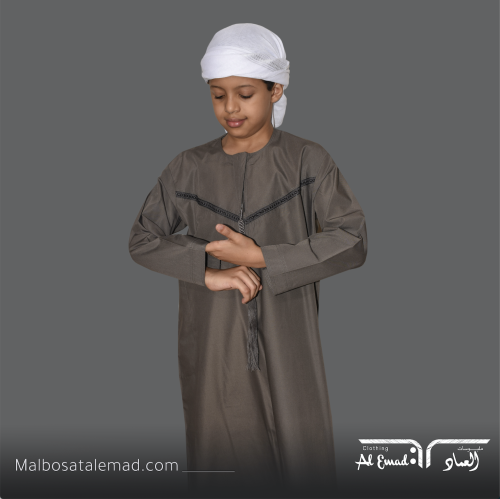 ثوب أطفال إماراتي غامق بتصميم جذاب