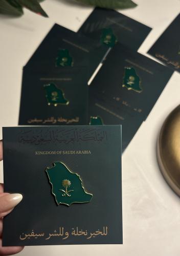 بطاقة مع بروش مغناطيس