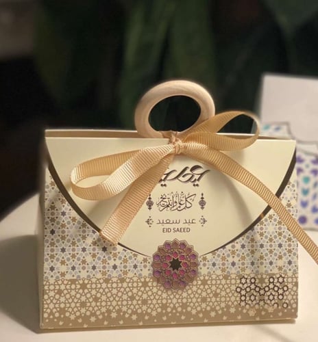 توزيعات العيد للكبار داخله " بلاشر ، روج ، مناكير...