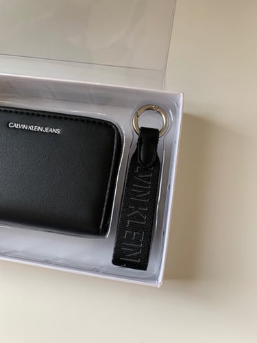 Calvin Klein بوك + ميداليه