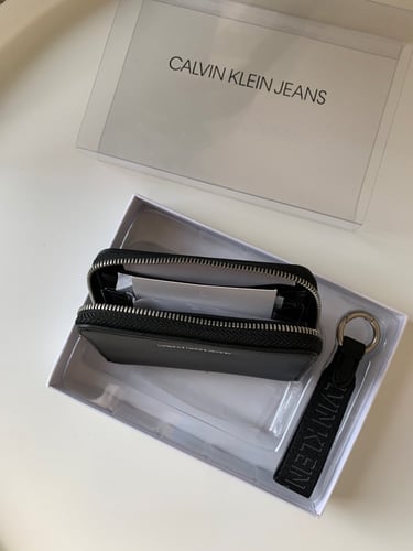Calvin Klein بوك + ميداليه