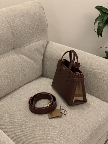 عنابي Burberry Small