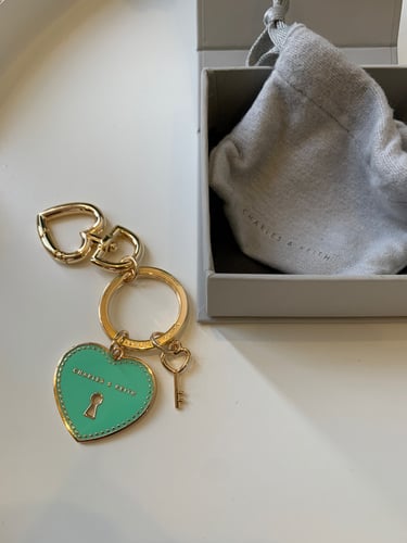 ميدالية Charles & Keith