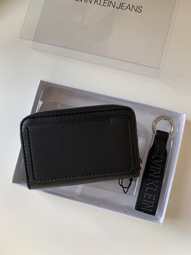 Calvin Klein بوك + ميداليه