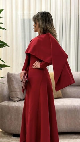 فستان بأكمام طويله