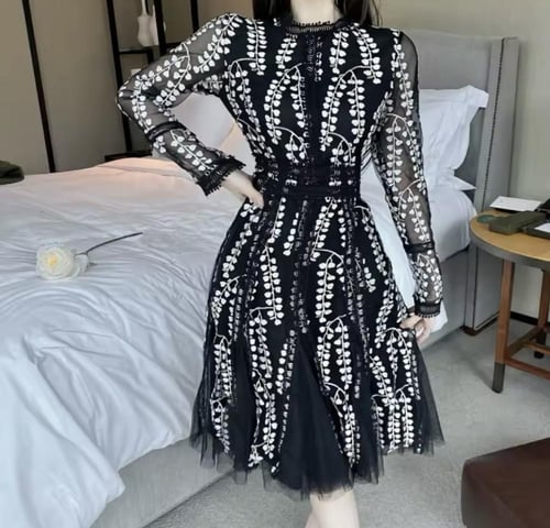 فستان قصير بأكمام طويله