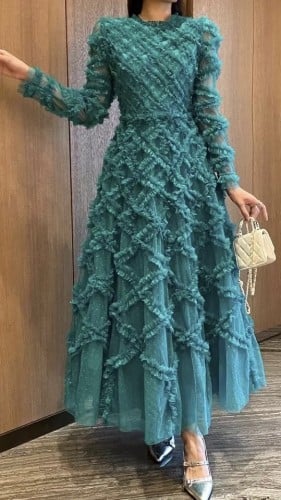 فستان بأكمام طويله