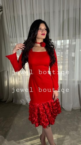 فستان مزين بورود