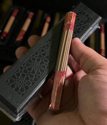 مبخرة مكتبية مع أعواد ند مروكي طبيعي