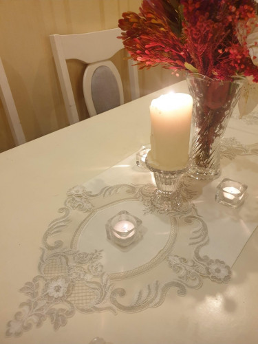 مفرش وسط الطاوله بدانتيل فضي
