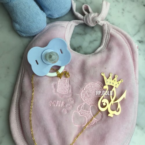 بروش تاج بالاسم مطلي ذهبي مع تعليقه اللهايه مع فصو...