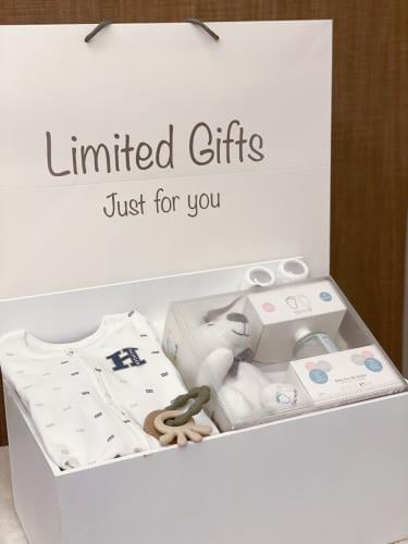 هدية مولود من تومي هيلفقر