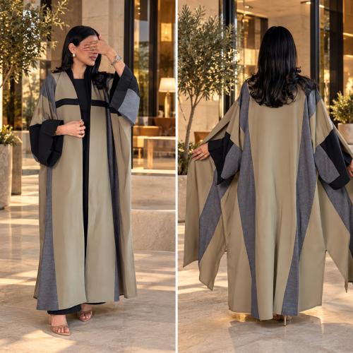 عباية بيج وأسود بتصميم عصري مع تفاصيل رمادية عند الأكمام