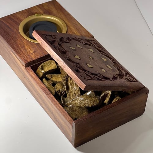 مبخرة بتصميم رائع مزيّن بنقوش هندية ومزود بصندوق ل...