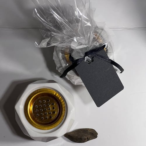 هدية مبخرة لون أبيض + فحم + كسرة بخور