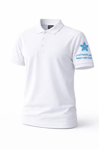 قميص ستايل بولو ابيض مطرز بشعار تجمع مكة الصحي