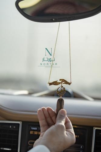 تعليقة شكل الايادي مع بعض بالاسم