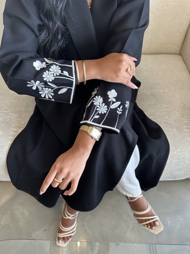 عبايه F6 ( تطريز يدوي )