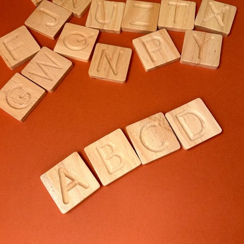 حروف إنجليزية خشبية لتعليم الأطفال