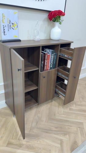 ركن قهوة عملي بتصميم خشبي أنيق ومساحات تخزين متنوع...