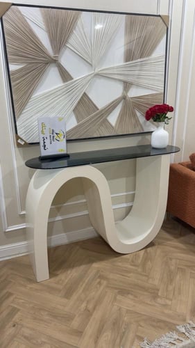 طاولة مدخل استقبال خشبية بسطح زجاج أسود