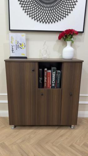 ركن قهوة عملي بتصميم خشبي أنيق ومساحات تخزين متنوع...