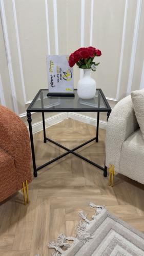 طاولة جانبية مفردة بتصميم أنيق