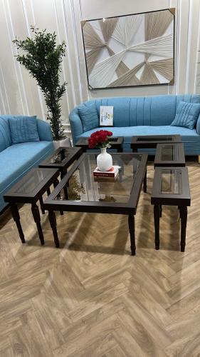 طقم طاولات خشبية بلون بني أنيق