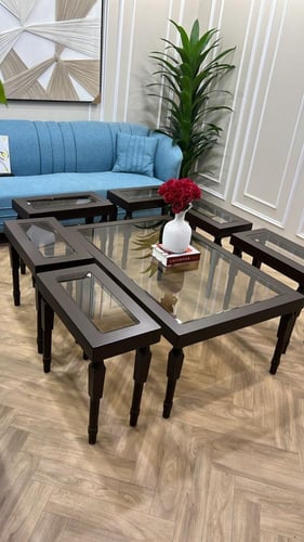 طقم طاولات خشبية بلون بني أنيق