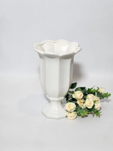 مزهرية بيضاء مع تصميم مضلع - فازة رخام
