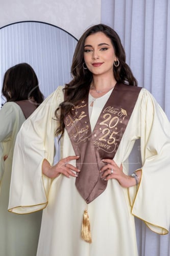 روب تخرج لون بيج مع وشاح بني