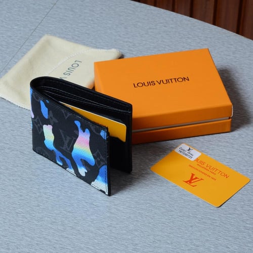 محفظة رجالية جلد بلون أزرق بنقش مونوغرام أنيق