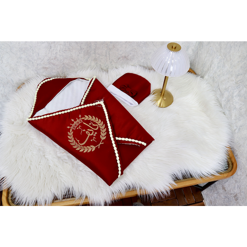 طقم مدس وطاقية بإسم المولود