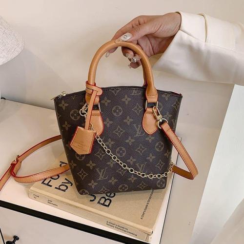 شنطة نسائية صغيرة بنقشة فاخرة وسلسلة ذهبية