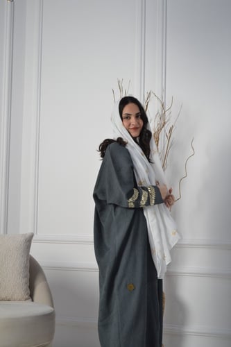 طرحه تطريز ذهبي كامل سيفين ونخله ابيض