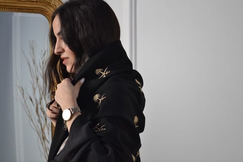 طرحة اليوم الوطني أسود تطريز ذهبي