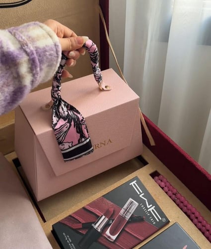 بوكس السعادة الوردي