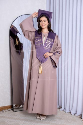 روب تخرج لون لحمي غامق ووشاح موف