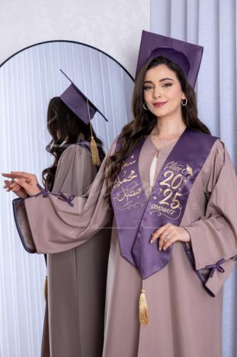 روب تخرج لون لحمي ووشاح موف
