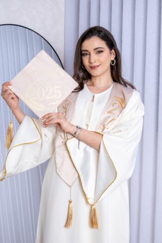 روب تخرج اوف وايت