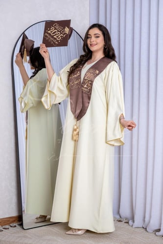 روب تخرج لون بيج مع وشاح بني