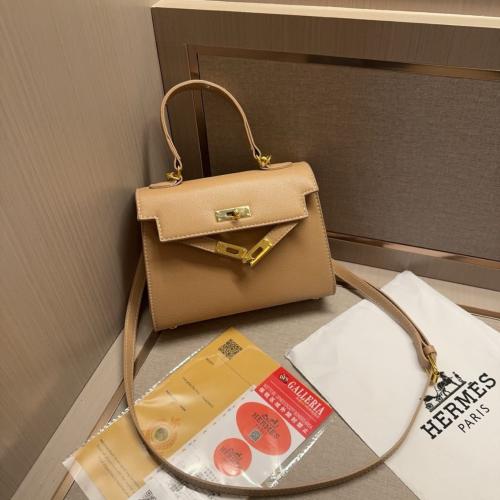 شنطة يد صغيرة بتصميم فرنسي فاخر – لون بيج دافئ