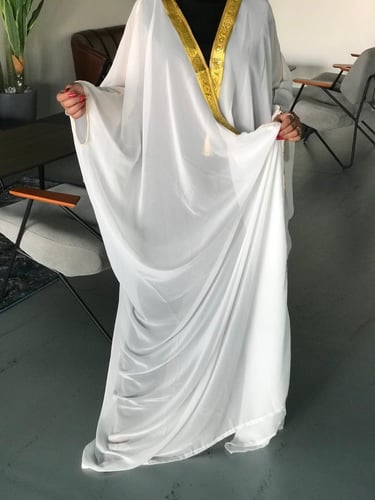 بشت نسائي أبيض تطريز ذهبي