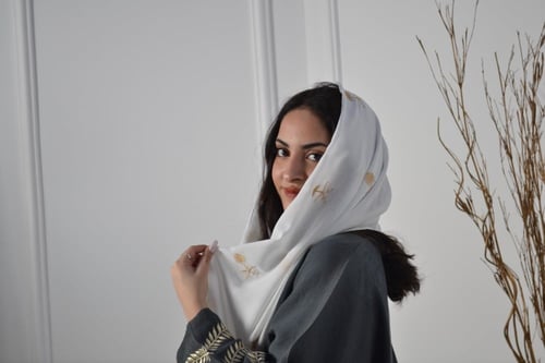 طرحه تطريز ذهبي كامل سيفين ونخله ابيض